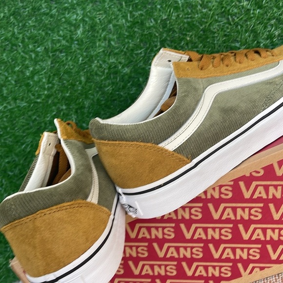 Vans Men’s Old Skool
Mini Cord Green/Brown
VN000ZNIT20A
Old Skool Corduroy Shoe - Picture 13 of 16